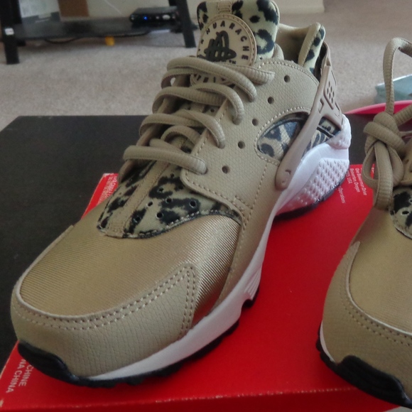 white huaraches size 5.5